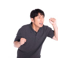 ギャンブル依存症で熱くなり怒りを露わにする男性の写真