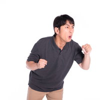 またアカウントが凍結された怒る男性が威嚇のポーズをとるの写真