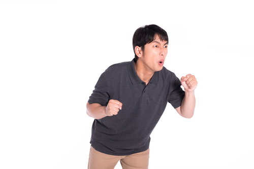 またアカウントが凍結された怒る男性が威嚇のポーズをとる