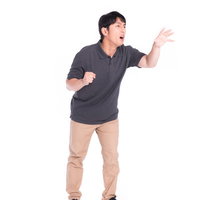 怒鳴りながら威嚇ポーズをとる男性の写真