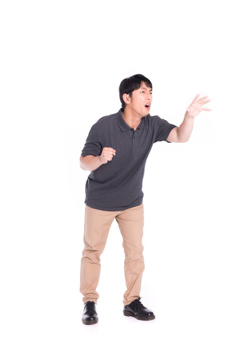 怒鳴りながら威嚇ポーズをとる男性