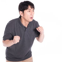 時計が止まるシリーズに出演中のエキストラ・怒りの表情の写真