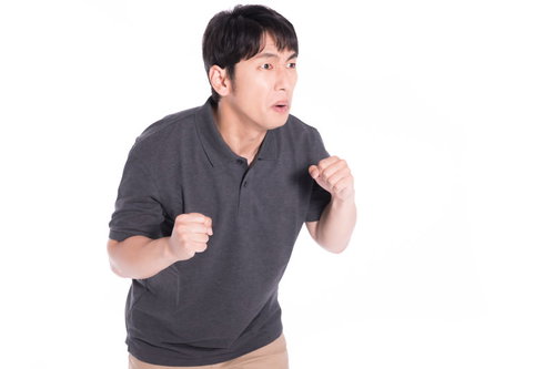 時計が止まるシリーズに出演中のエキストラ・怒りの表情