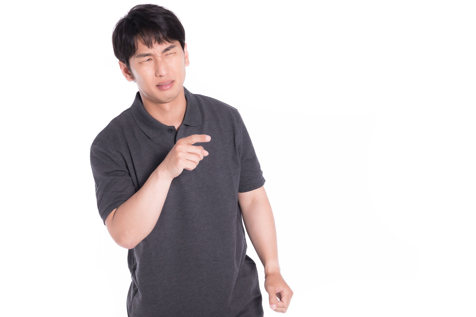 黒いシャツを着た男性が指を差すポーズをしているクレーマーの写真［モデル：大川竜弥］