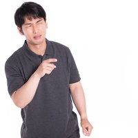 重箱の隅をつつくクレーマーの指差しポーズの写真