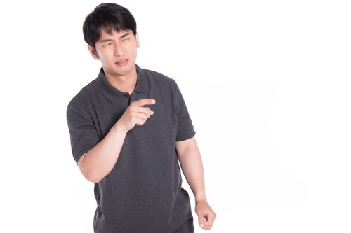 重箱の隅をつつくクレーマーの指差しポーズ