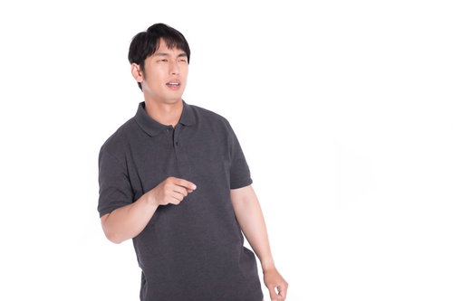 一方的な言い分を論破されて不満を募らせるクレーマー男性