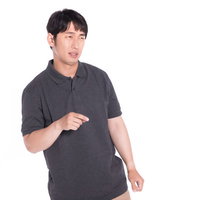 ディベート対決に負けた男性が指差しで不満を表現の写真