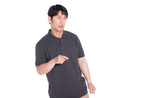 ディベート対決に負けた男性が指差しで不満を表現