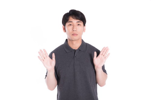 無実をアピールする冷静な冤罪被害者の男性