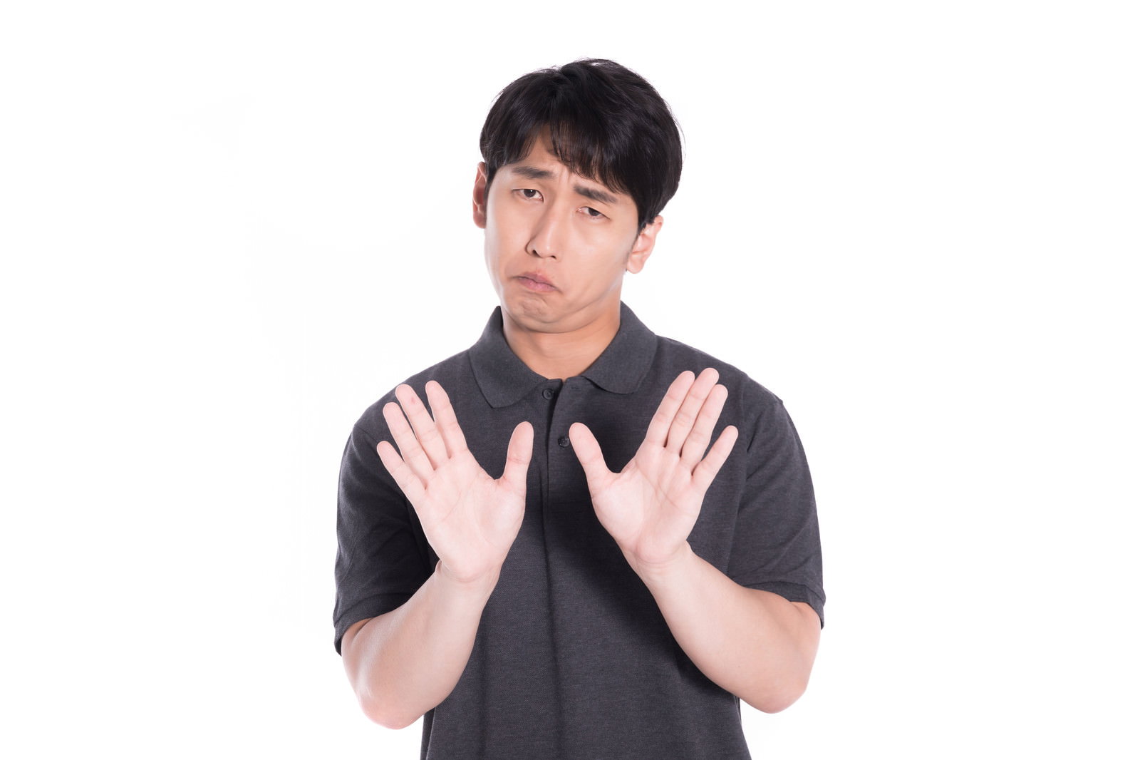 両手のひらを前に向けてお断りポーズをする男性［モデル：大川竜弥］