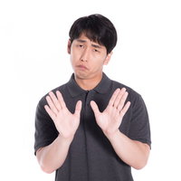 ここから先は未成年は立ち入り禁止と示す男性のお断りポーズの写真