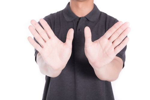 立入禁止のジェスチャー、両手で拒否を示す男性のストップポーズ