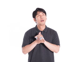 念入りに両手を合わせて手を洗う男性の手洗い衛生管理の写真