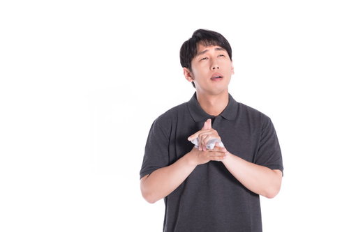 念入りに両手を合わせて手を洗う男性の手洗い衛生管理