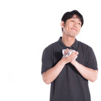 想像以上のサービスに満足して安心の表情を浮かべる男性の写真
