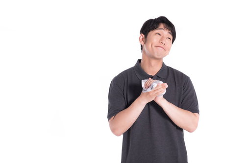 想像以上のサービスに満足して安心の表情を浮かべる男性