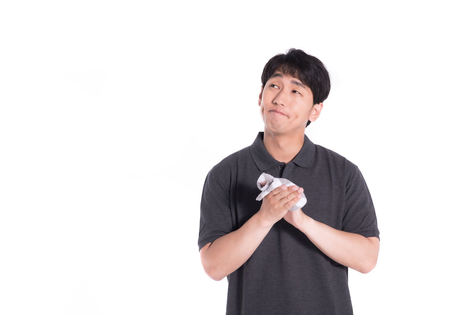 黒いシャツを着た男性が両手を胸の前で組み上を見上げるポーズ［モデル：大川竜弥］