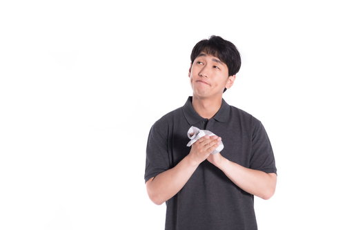 何度も手を洗う潔癖症の男性が衛生管理に取り組む