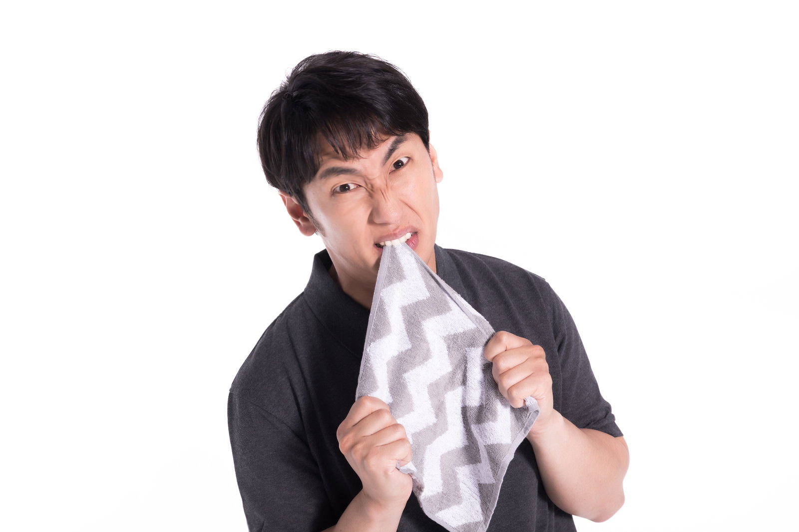 白いハンカチで口元を押さえながら困惑した表情を見せる男性［モデル：大川竜弥］