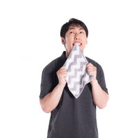 過去のミスを思い出し悔しがる黒いシャツの男性の写真