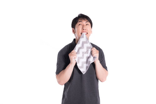 過去のミスを思い出し悔しがる黒いシャツの男性