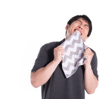 恋人からもらったハンカチを噛みしめる男性の感情表現の写真