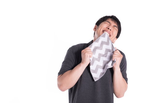 恋人からもらったハンカチを噛みしめる男性の感情表現