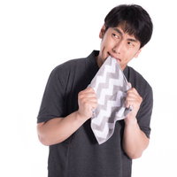 ライバルの成功に嫉妬して涙を拭く男性の失意と悔しさの写真