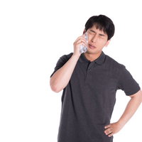 緊張して汗がとまらない男性の脱水症状とめまいの写真