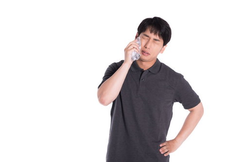 緊張して汗がとまらない男性の脱水症状とめまい