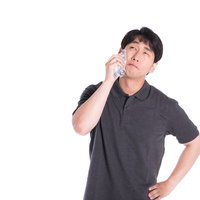 夏日でハンカチで汗を拭く男性の熱中症対策の写真