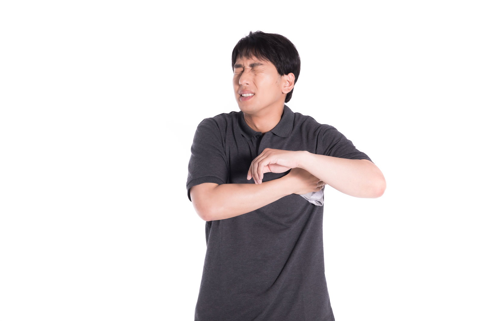 グレーのTシャツを着た男性が右手でハンカチを持って汗を拭う様子［モデル：大川竜弥］