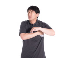 ワキ汗が気になる多汗症の男性がハンカチで脇汗を拭くの写真