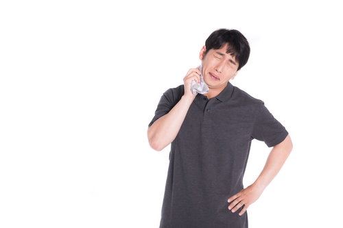 ハンカチで汗を拭く男性