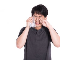 人目もはばからず号泣する男性の涙。激しく泣く表情の写真