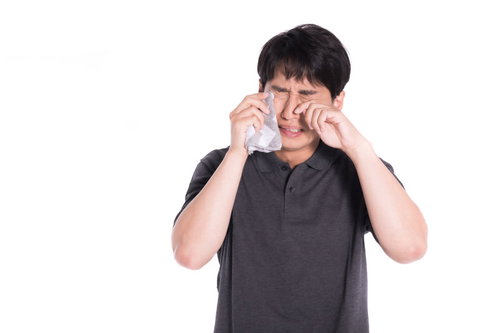 人目もはばからず号泣する男性の涙。激しく泣く表情