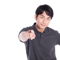 主役は君だ！前方を指さす男性の決意のポーズの写真
