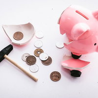 月末の金欠、貯金箱を破壊したらほとんど入ってなかったの写真