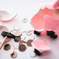 せっかく貯金箱を壊したのに小銭だけだったの写真