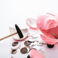 貯金箱を壊すほど金欠に追い詰められた現金危機の写真