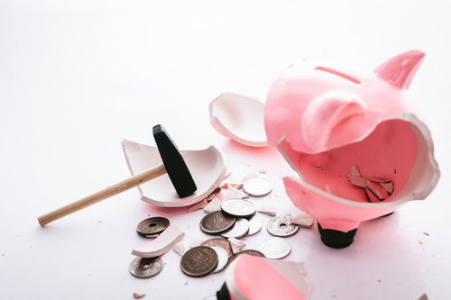 貯金箱を壊すほど金欠に追い詰められた現金危機