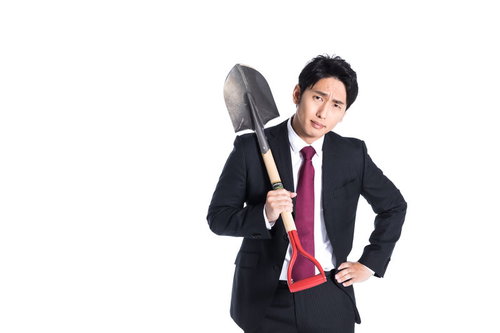 ライバル会社に乗り込むガテン系社員、シャベル片手に決闘