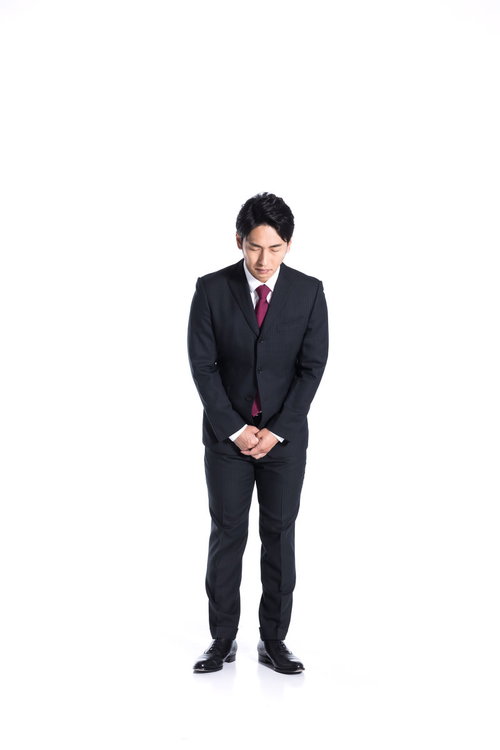 謹んでお詫び申し上げる会社員の深いお辞儀