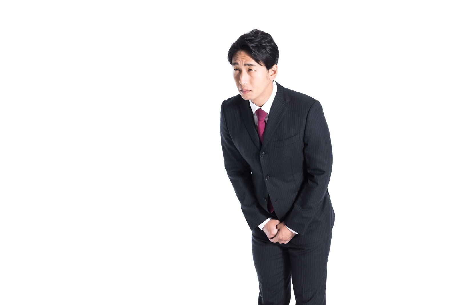 お辞儀をするスーツ姿の会社員［モデル：大川竜弥］
