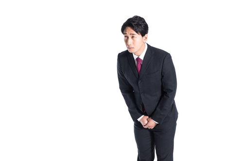 お辞儀をする会社員（15度）