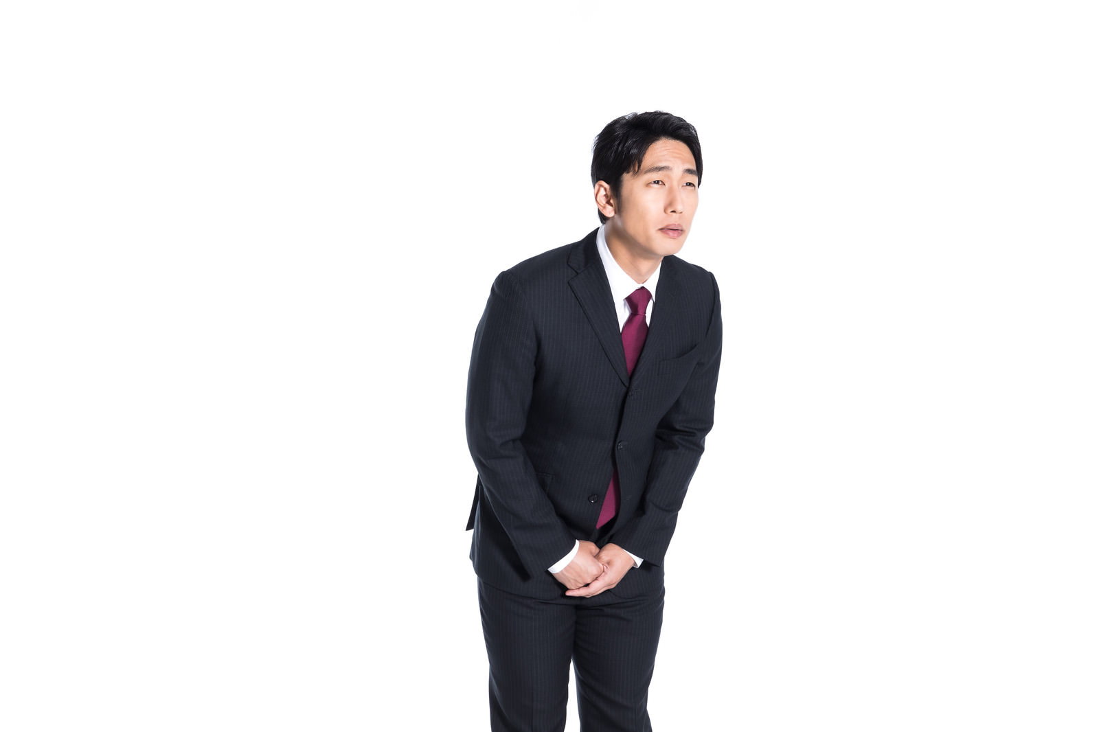 深々とお辞儀をする黒いスーツ姿の男性［モデル：大川竜弥］