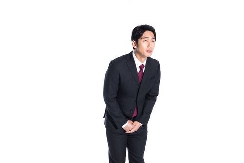 批判を受け止め深々とお辞儀する会社員の謝罪