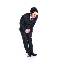 批判も真摯に受け止めるクレーム担当の深いお辞儀の写真