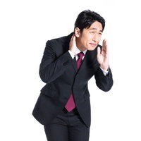 気持ちが伝わらないスーツ姿の男性の謝罪ポーズの写真